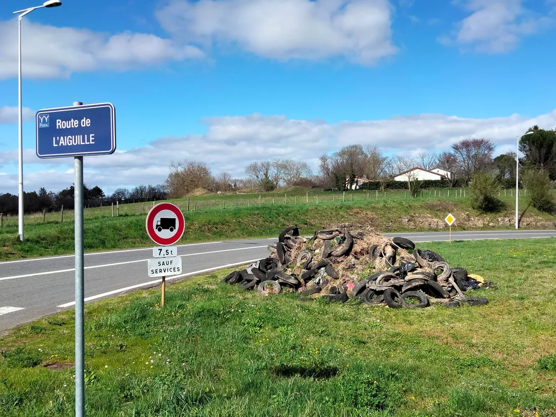 Des déchets agricoles en bord de route.