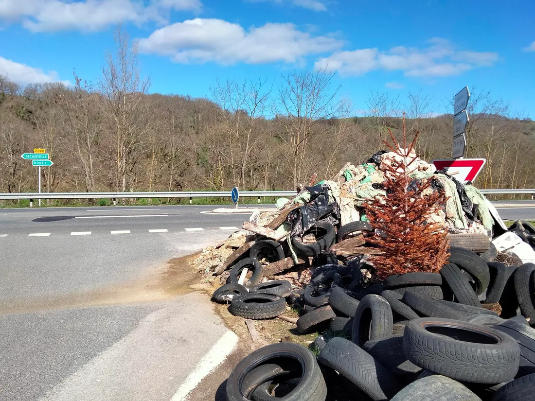 Des déchets agricoles au bord d'une route.