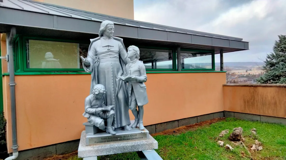 La statue de Lasalle, à mende (Lozère) devant le collège Saint-Privat.