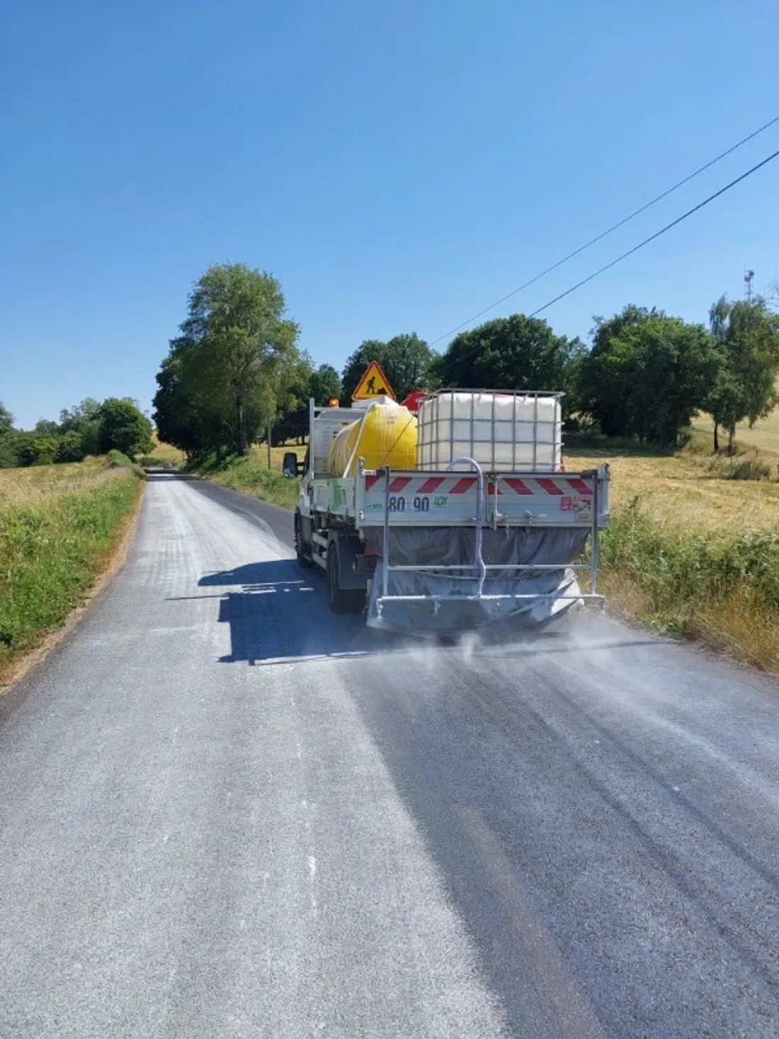 Lot : avec la canicule, les chaussées sont malmenées.L’application de lait de chaux est testée.