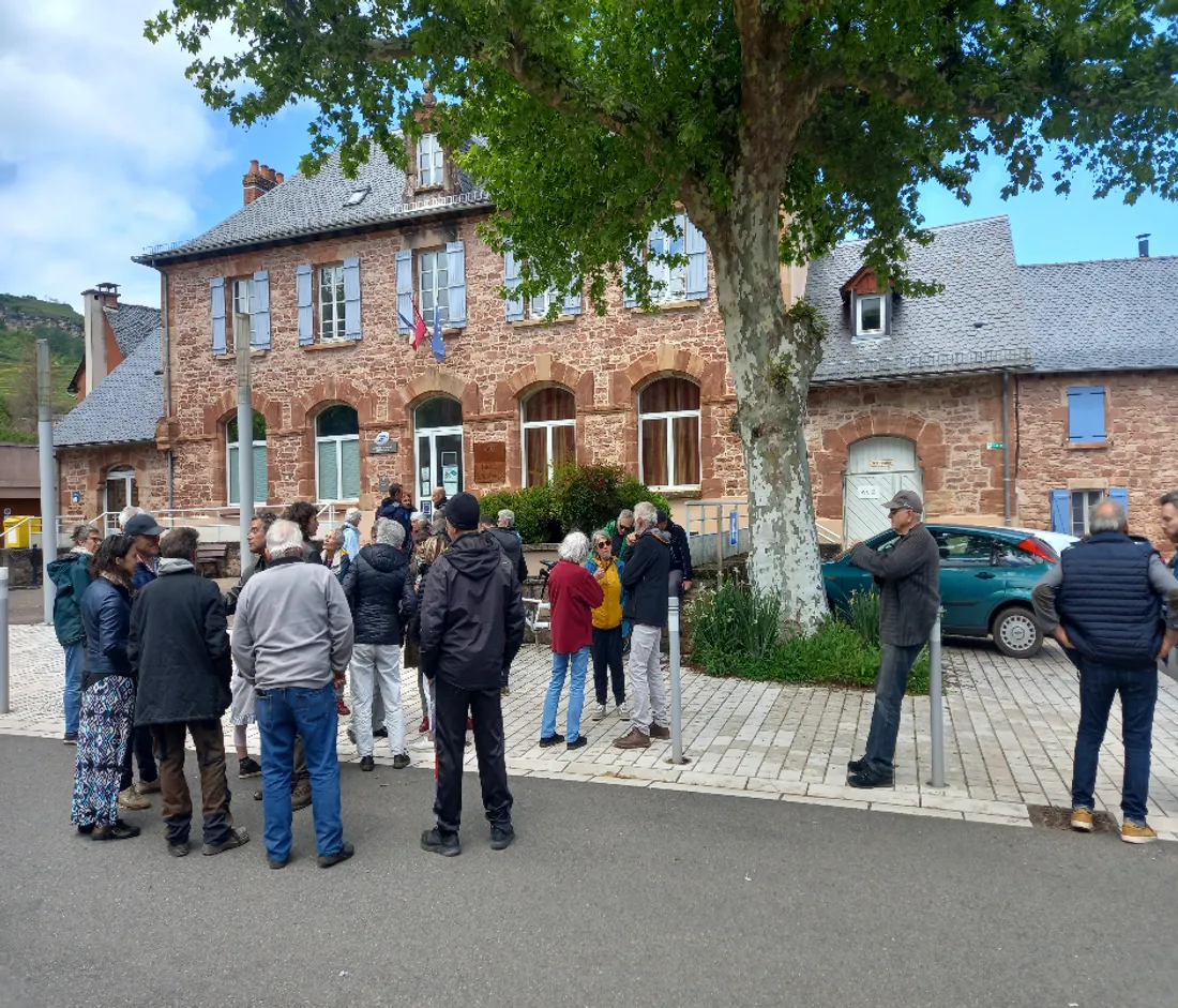 Une trentaine d'opposants aux pylône de Clairveaux manifestent devant la mairie.