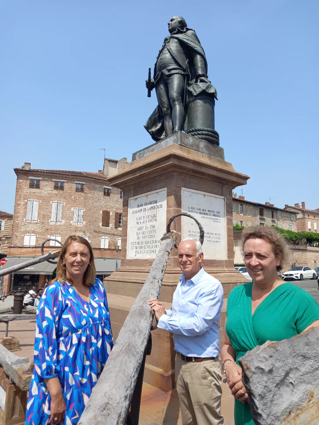 Les élus d'Albi devant la statue de Laperouse