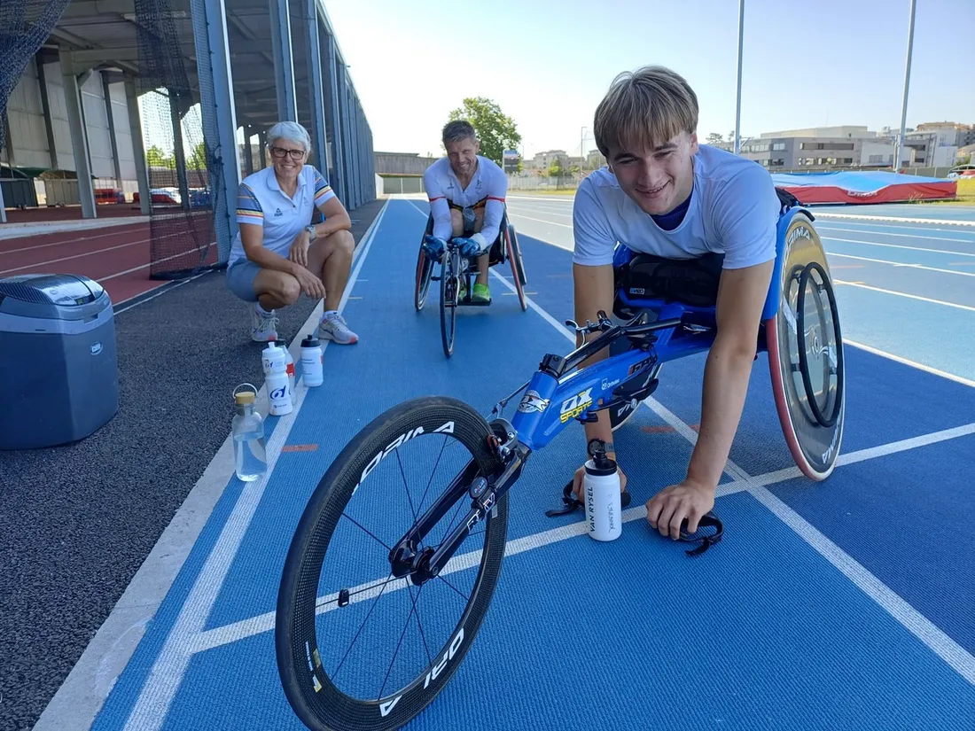 Le jeune Johannes Balbaert devant le champion olympique Peter Genyn et leur coach Mieke Van Thuyne
