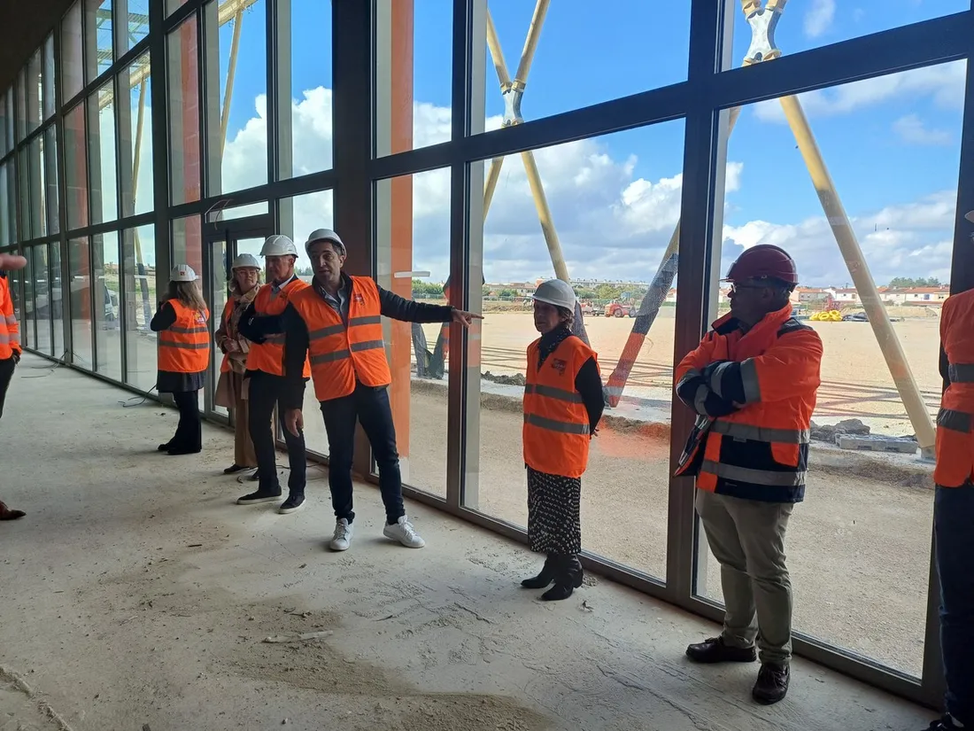 Les élus découvrent la future salle de musculation du Centre d'Excellence Sportive.