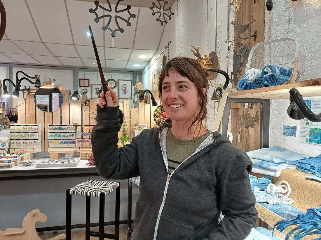 Alice fabrique et propose des baguettes magiques au CréAtelier 82.