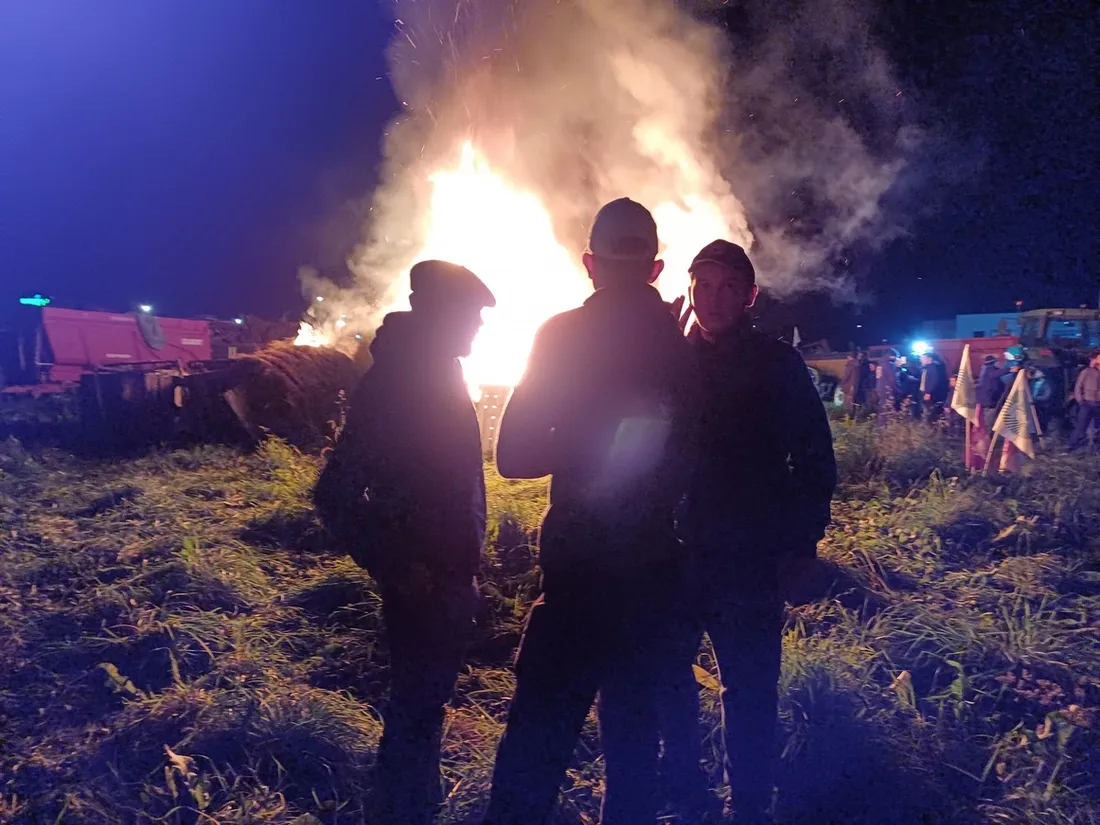Un feu de la colère a été allumé sur un rond-point d'Albasud à Montauban (Tarn-et-Garonne).