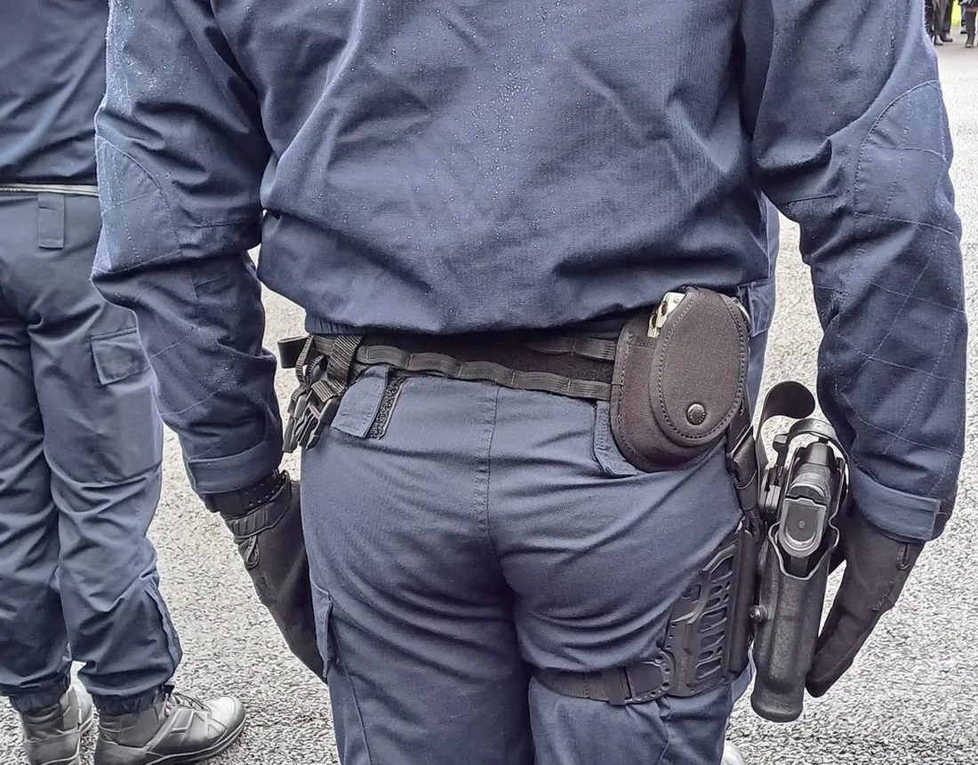 Un CRS au garde à vous.