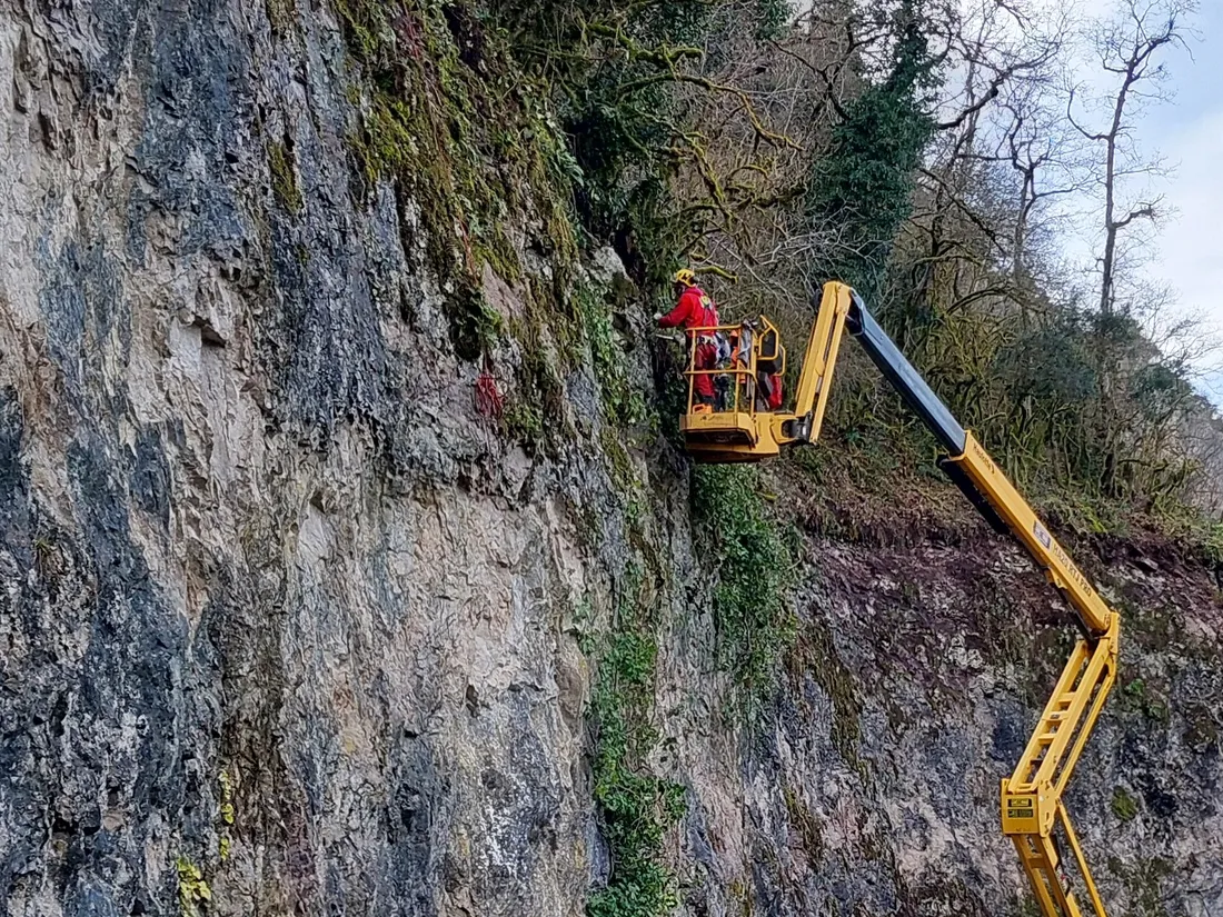 Des travaux de purge de falaise dans le Lot