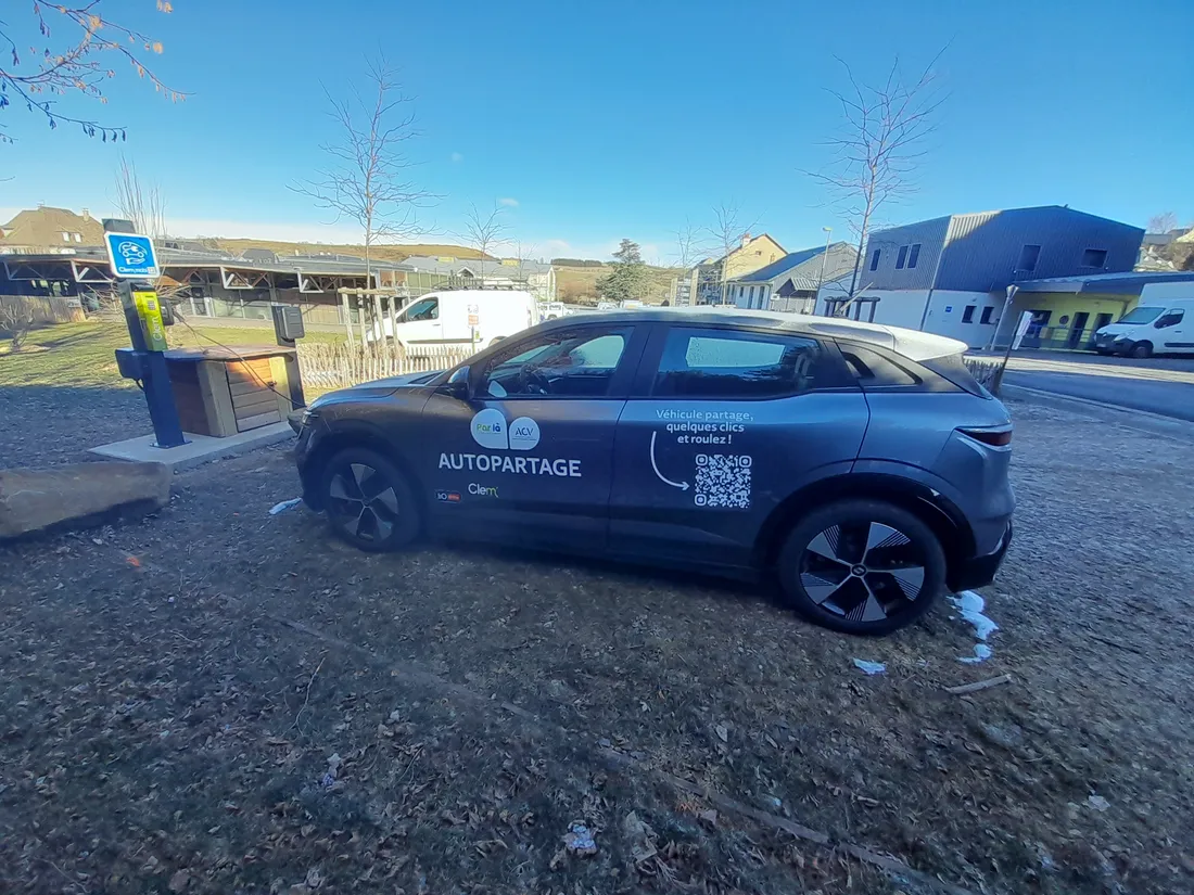 Un service d’autopartage a été lancé à Laguiole (Aveyron) en février 2026.