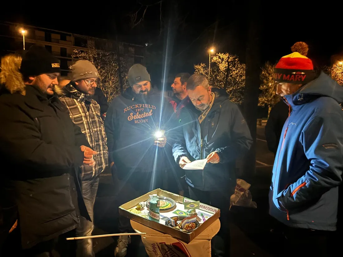  Les agriculteurs devant la préfecture du Cantal