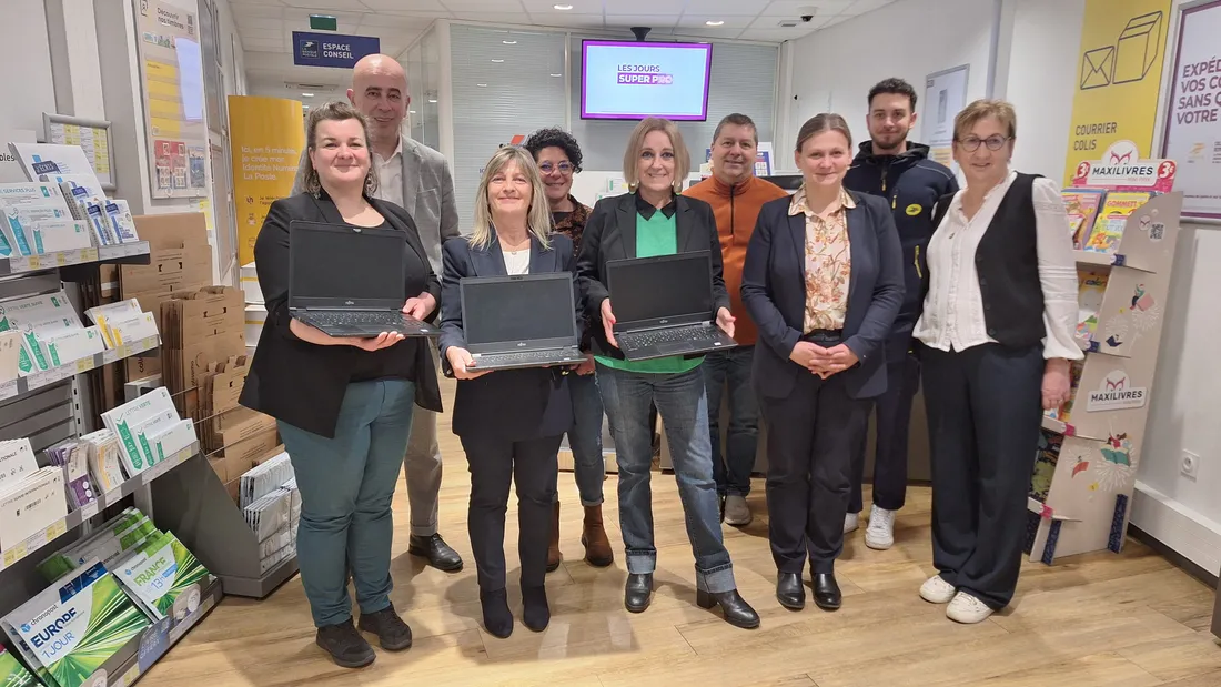La Poste a donné plusieurs ordinateurs à des associations du Cantal