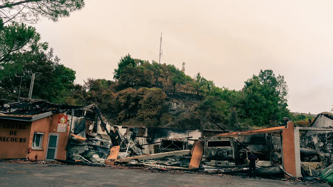 Le centre d'incendie et de secours de Castelnau-de-Montmiral après l'incendie.