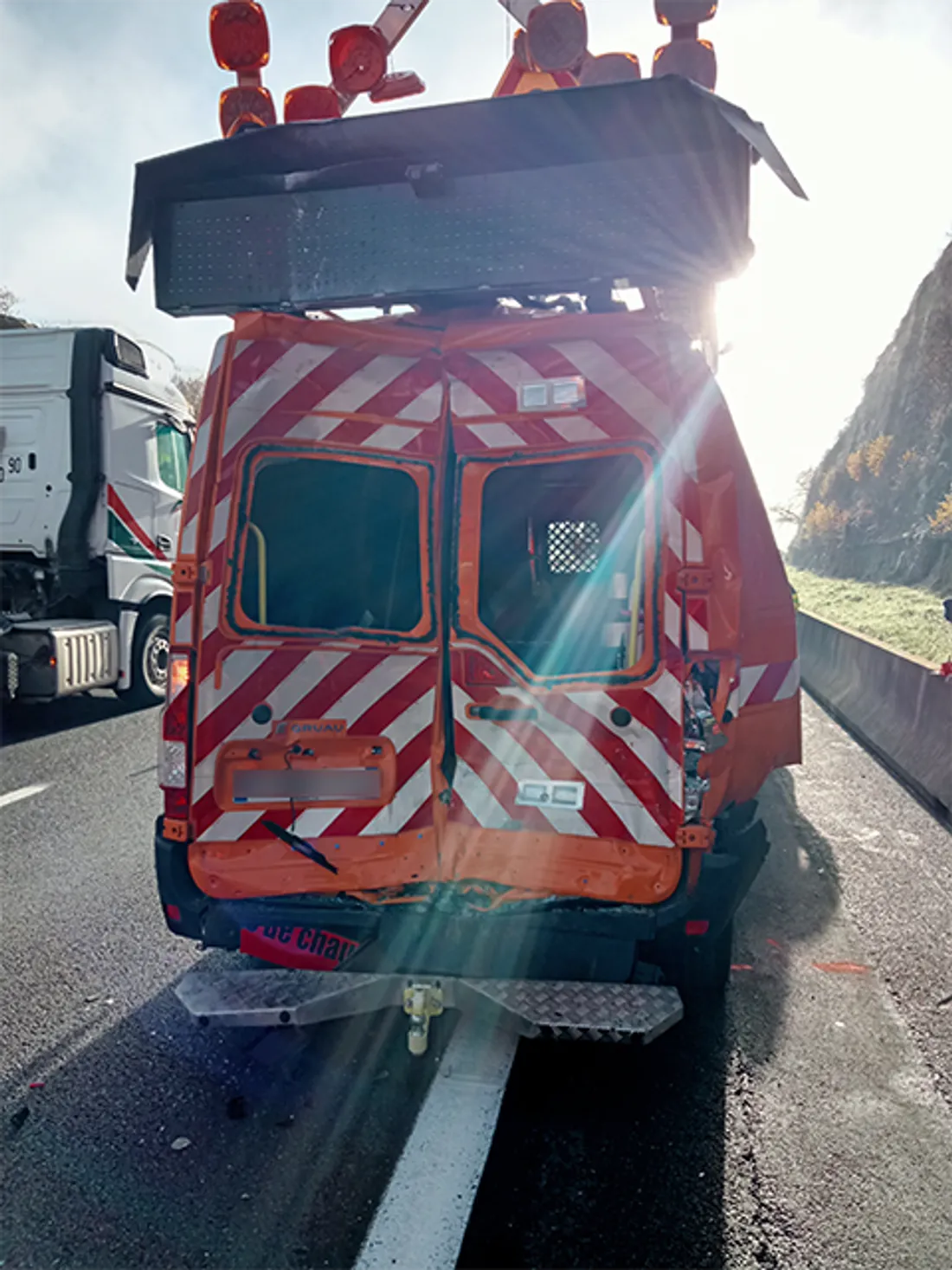 Un véhicule de la DIR après un accident sur l'A20, en Corrèze