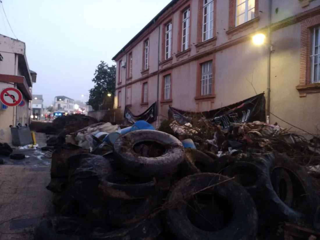 Des pneus et des détritus déversées devant la sous-préfecture de Castelsarrasin