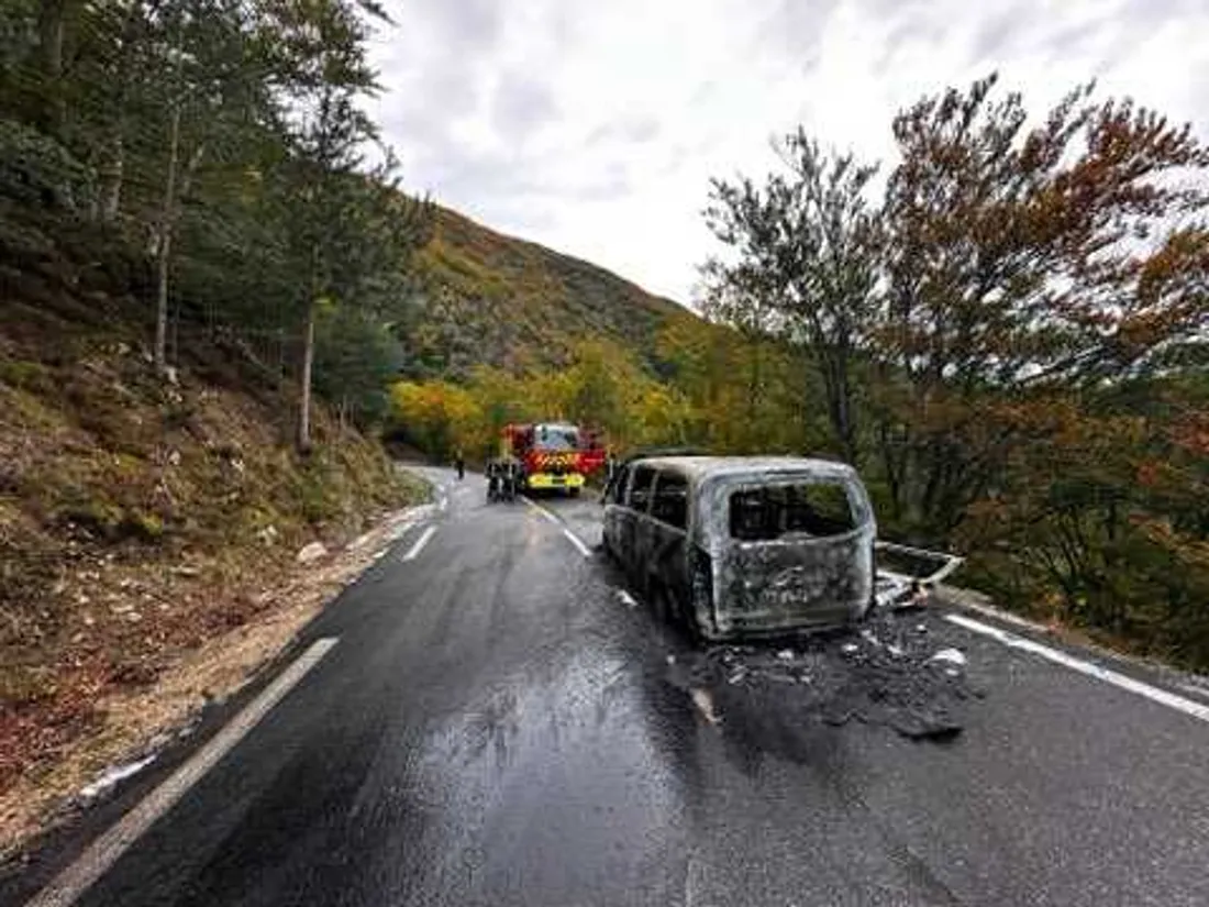 Le minibus a rapidement pris feu.