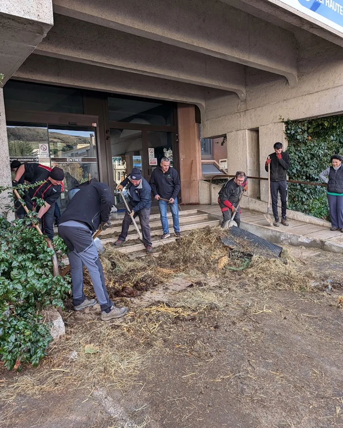 Nettoyage devant la chambre d'agriculture de Haute-Loire