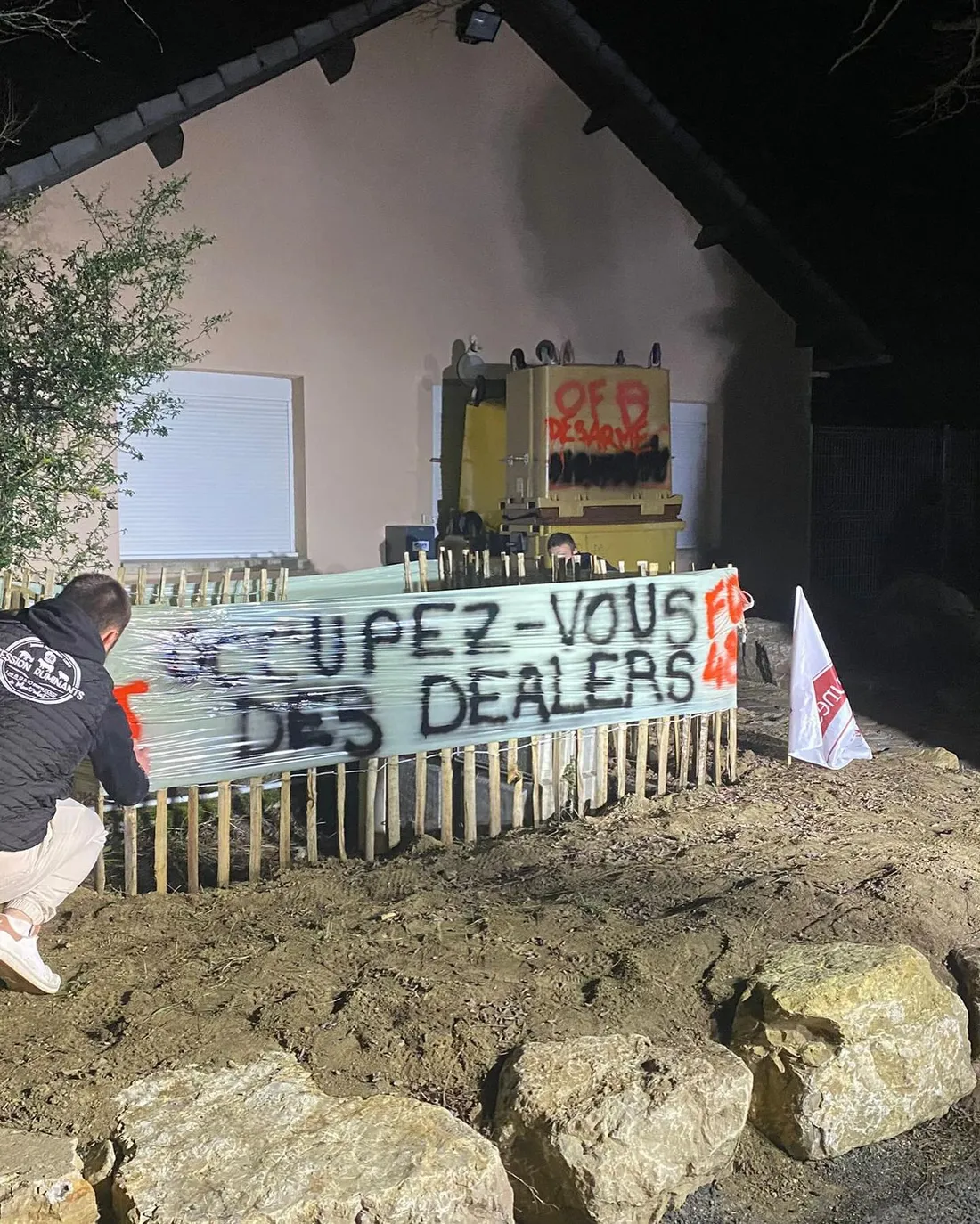 Action des agriculteurs de Lozère devant les locaux de l'OFB