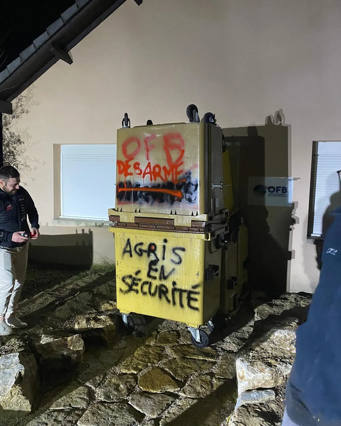 Action des agriculteurs de Lozère devant les locaux de l'OFB