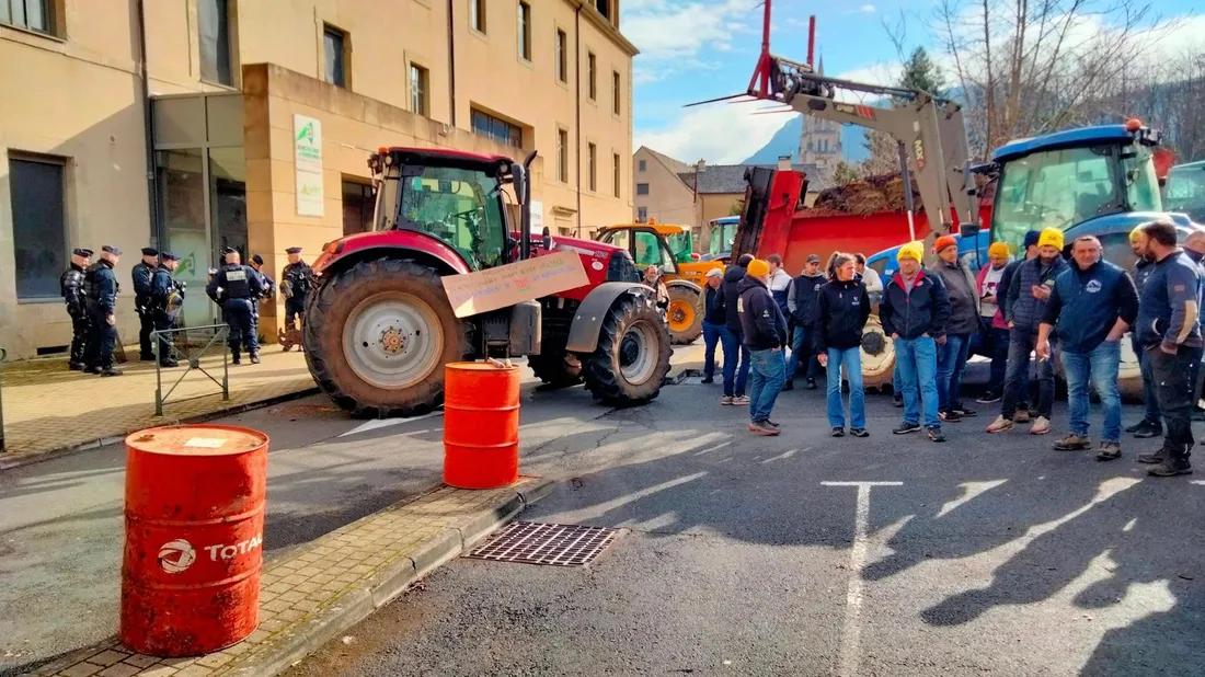 Ils ont attendu toute la journée devant la chambre d'agriculture ce mercredi 12 mars.