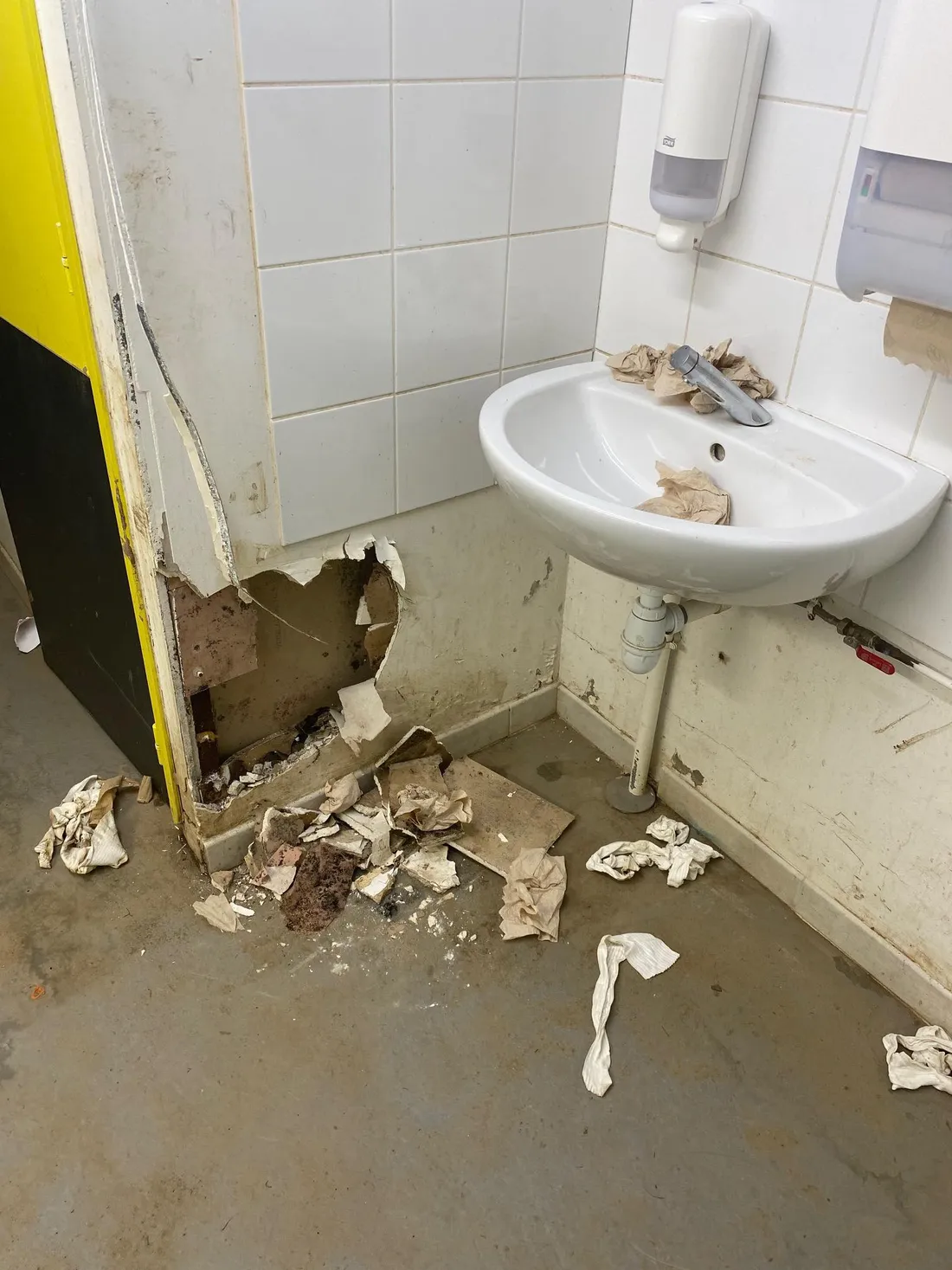 Dégradation des vestiaires du stade de Malemort