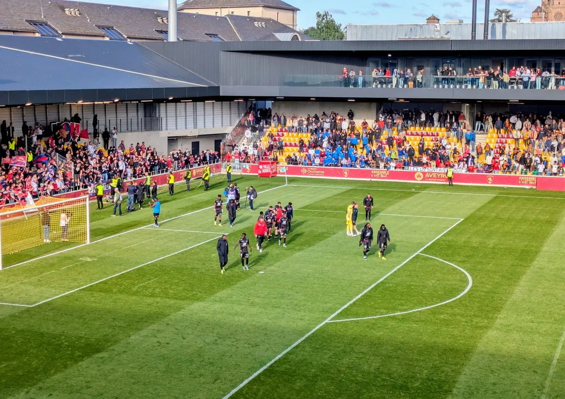 Les joueurs du Clermont Foot sur la pelouse du RAF le 10 mai 2025.