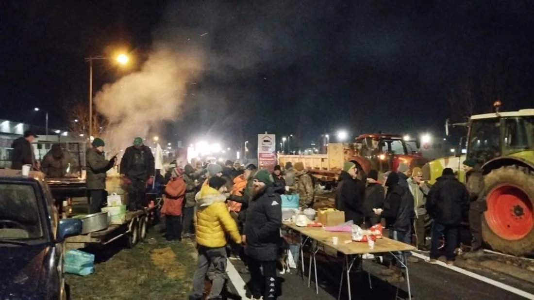 Mobilisation des agriculteurs du Lot et du Tarn-et-Garonne dans la zone logistique
