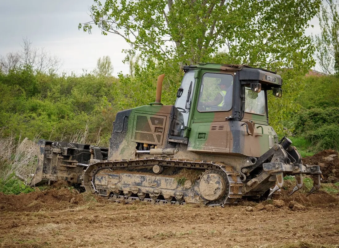 Un bulldozer du 31e régiment de Génie en action - Illustration.