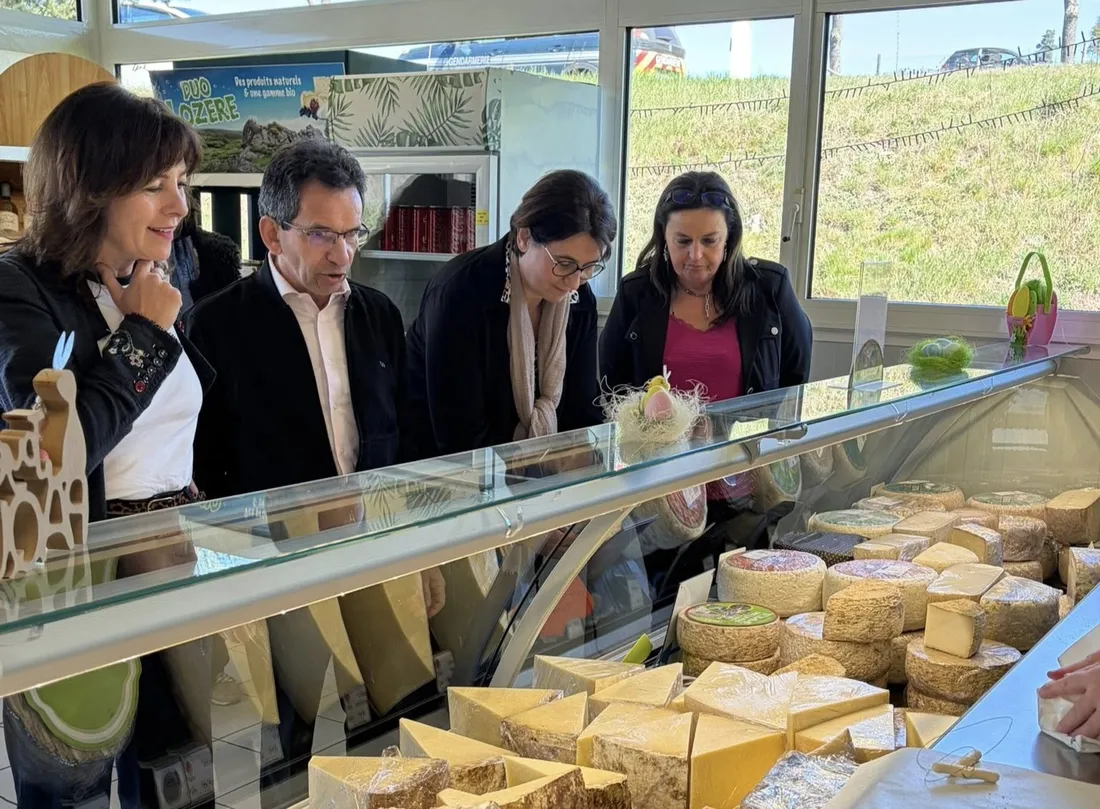 Carole Delga, en visite à la formagerie Duo Lozère au Malzieu Ville, avec notamment Sophie Pantel