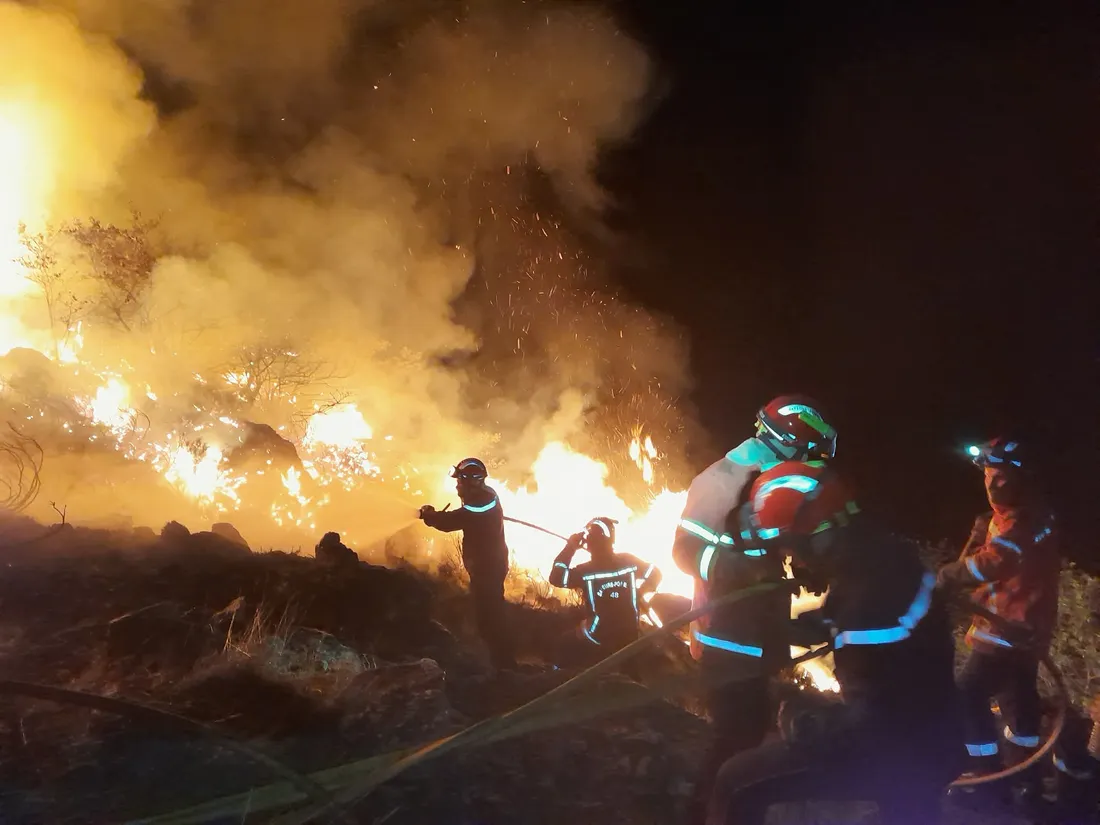 Les pompiers en action sur les reliefs de Villefort