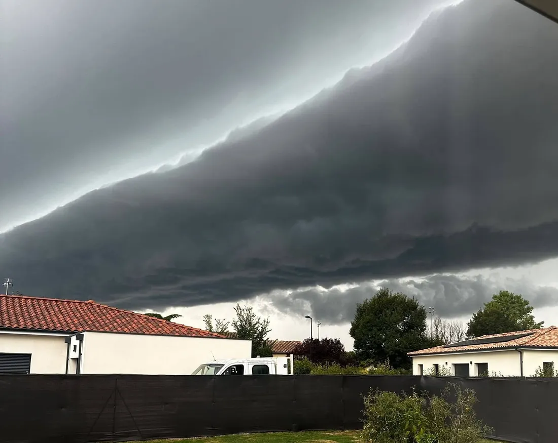 Une bande nuageuse impressionnante a parcouru le ciel de Meauzac (Tarn-et-Garonne).