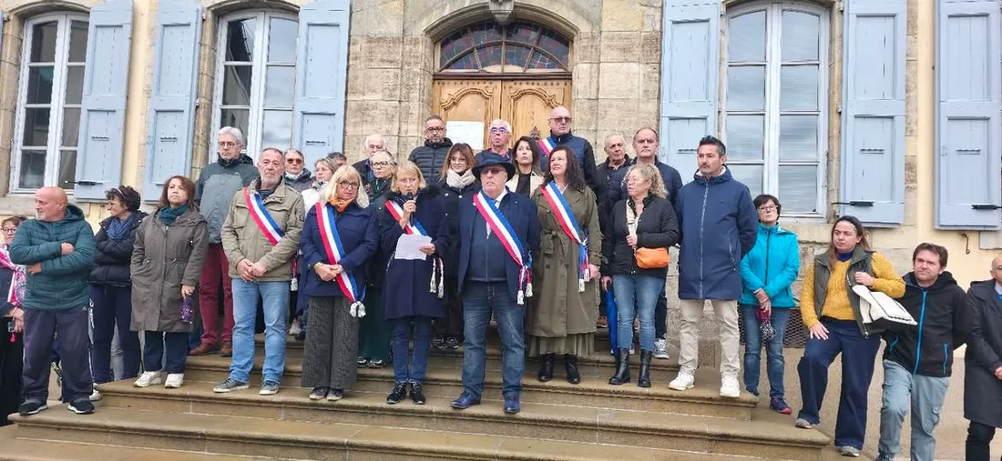 Le rassemblement devant la mairie de Mende