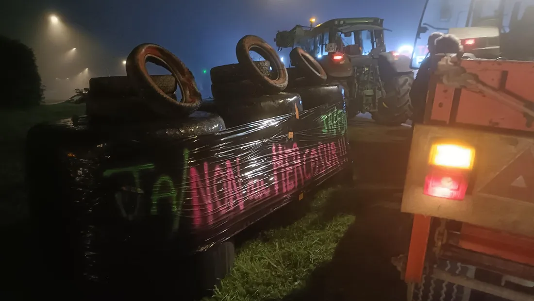 "non au Mercosur"  le message des JA et de la FDSEA s'écit sur les ronds points de Malemort