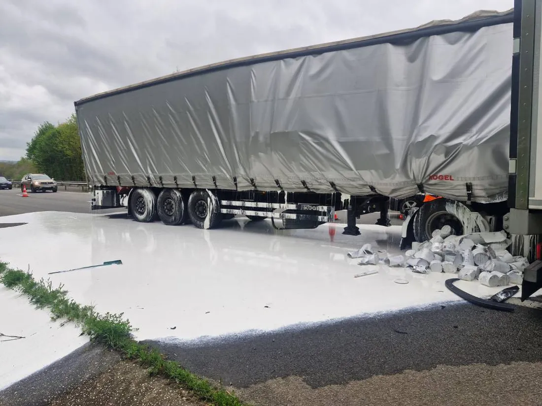 Conséquence de l'accident, une partie de la peinture transportée s'est répandue sur la chaussée