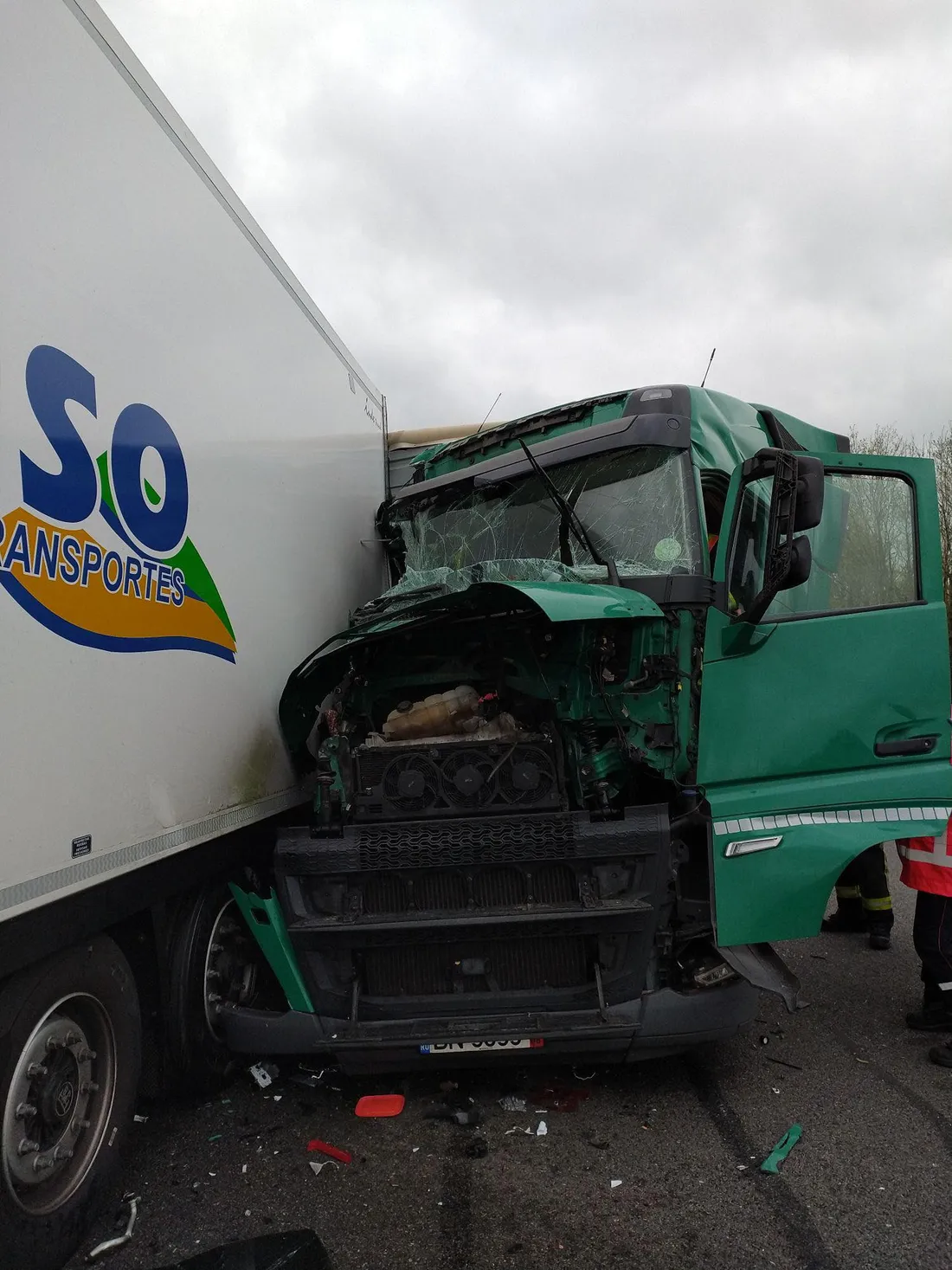 L'état de la cabine d'un des camions, témoigne de la violence du choc