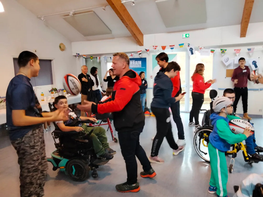 Joueurs et enfants ont participé à un atelier passes et pénalités