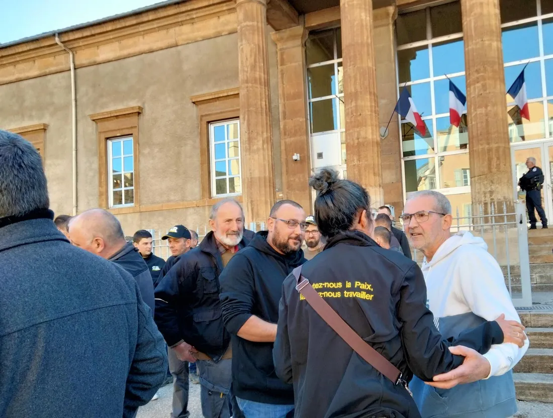 Le mis en cause sortant du tribunal de Mende où l'attendent ses soutiens