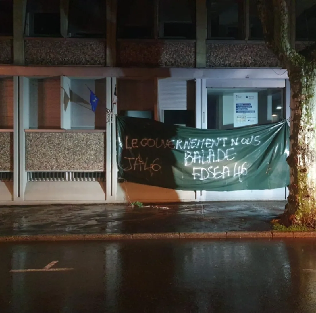 Une banderole a été déployée sur la façade de la DDT du Lot