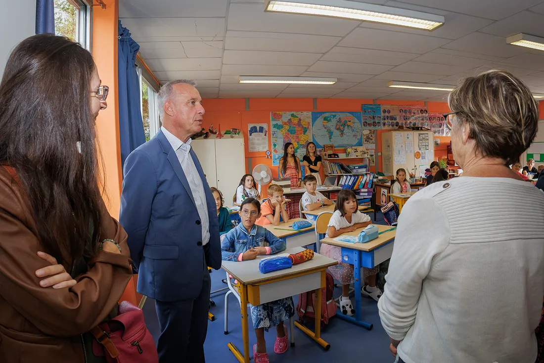 Bernard Combes, le maire de Tulle, en visite à l'école de la croix de Bar.