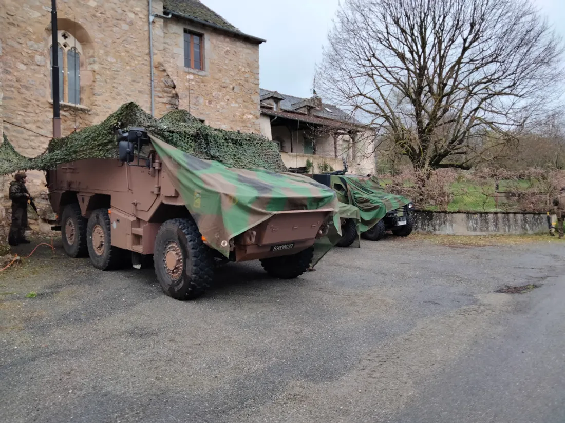 Les blindés du poste de commandement stationnent sur le Ségala