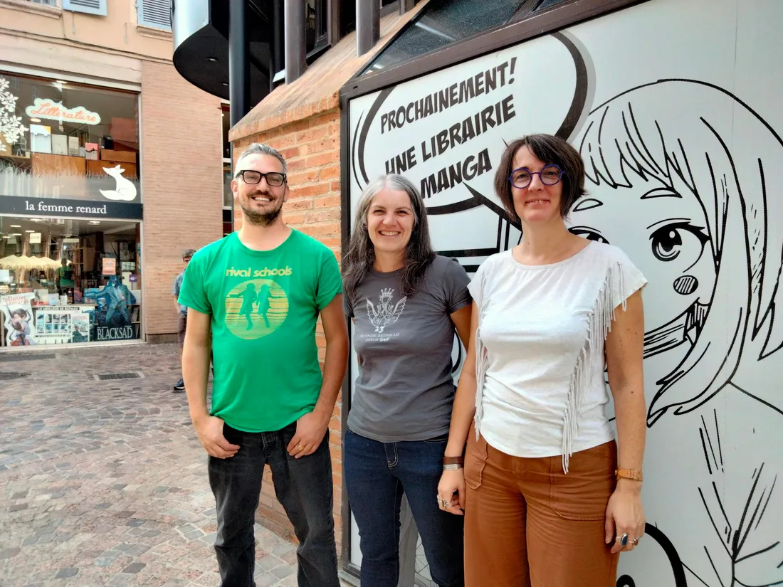 Une partie de l'équipe de la Femme Renard devant la future librairie manga.