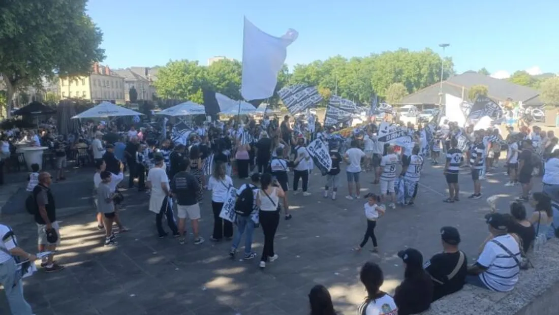 La foule commence à se rassembler, place de la Guierle, avant la demi-finale contre Montauban