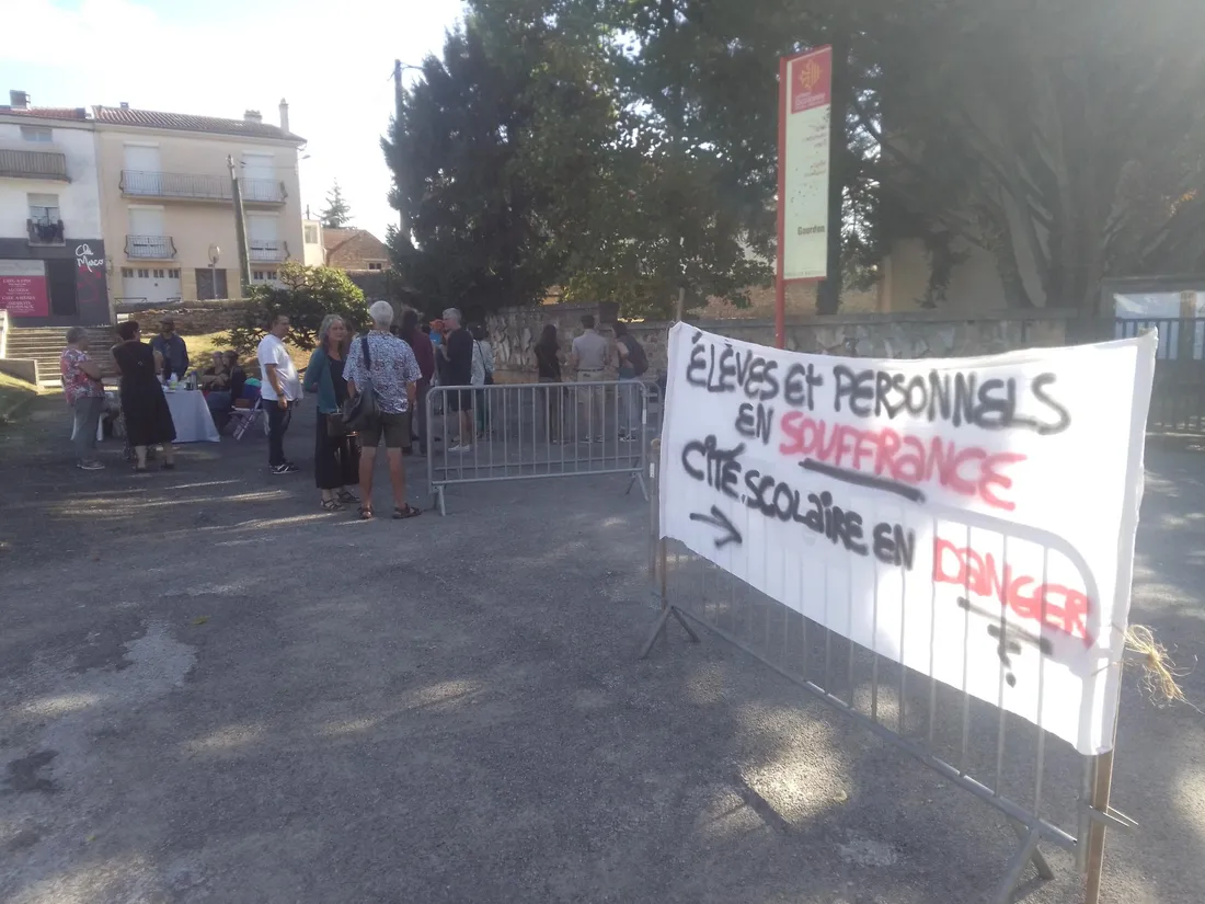 Ce lundi matin, aux abords de la Cité Scolaire Léo Ferré