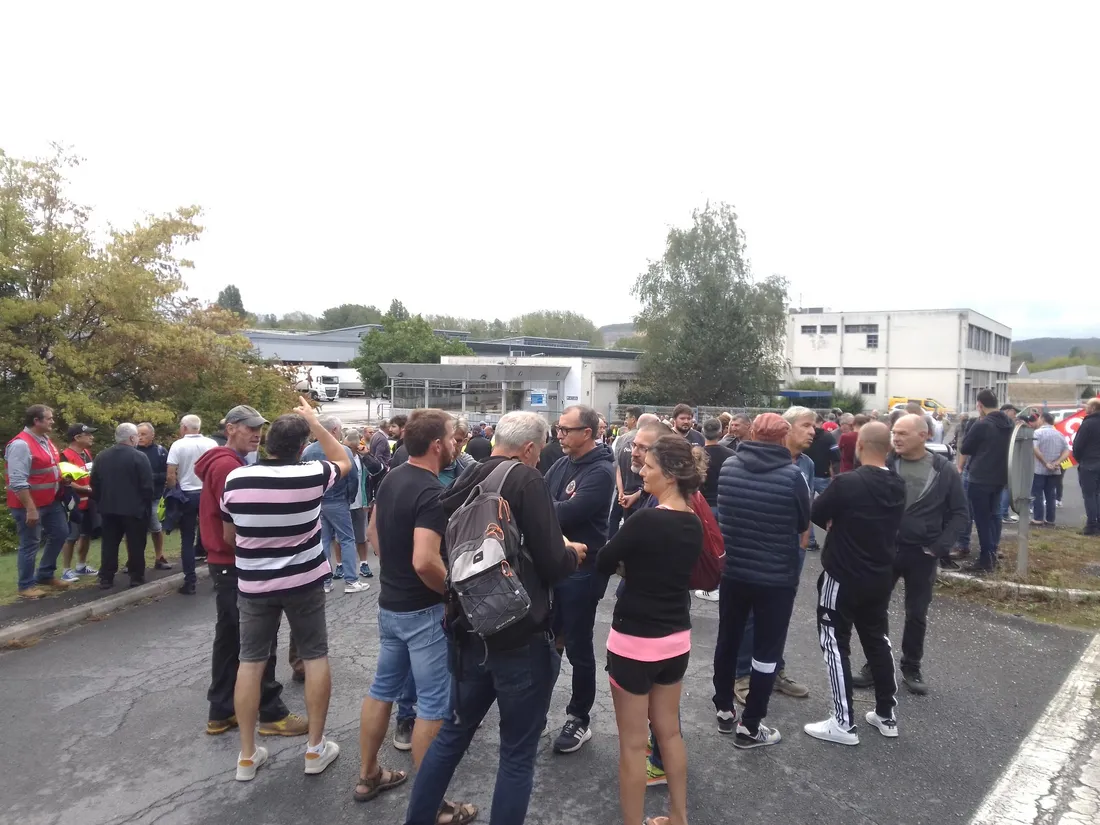 Les manifestants devant l'entrée du site.