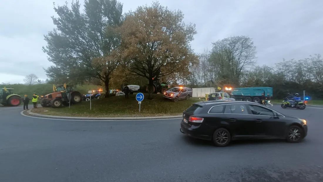 Blocage de site de fret alimentaire au nord de Brive par la coordination rurale
