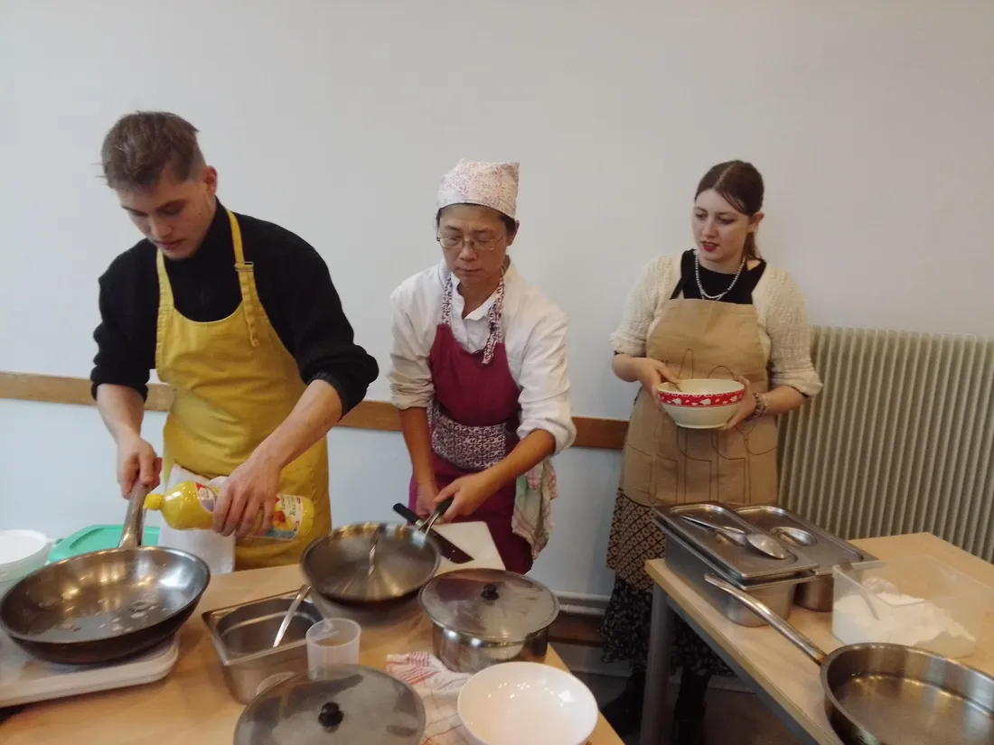 Martin et Manon aux travaux pratiques entourés de Huei Ya Chang