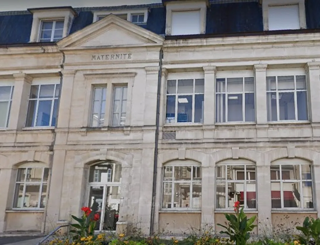 L'entrée de la maternité de Cahors - Illustration
