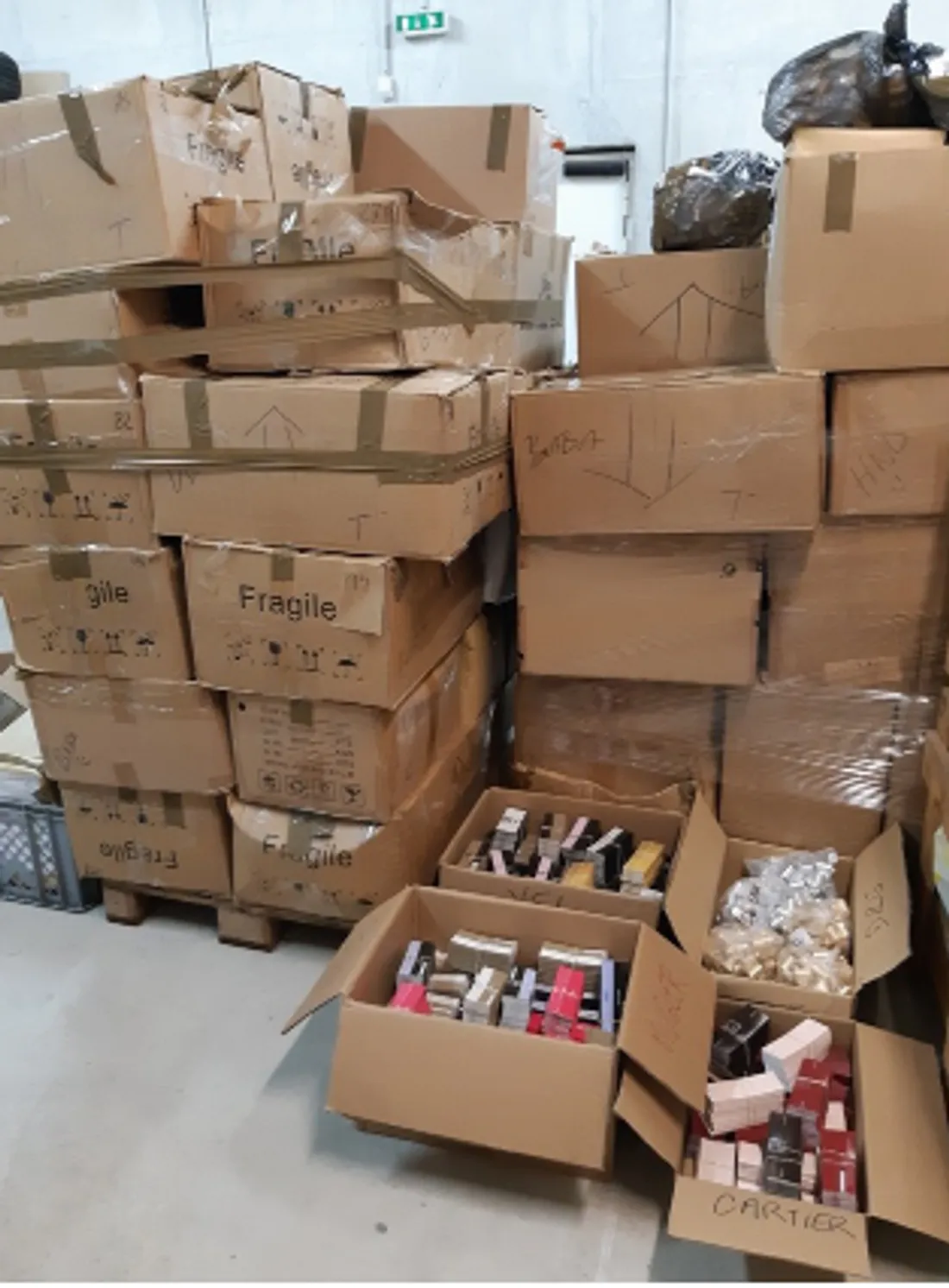 Des contrefaçons saisies par les douanes de Millau (Aveyron).