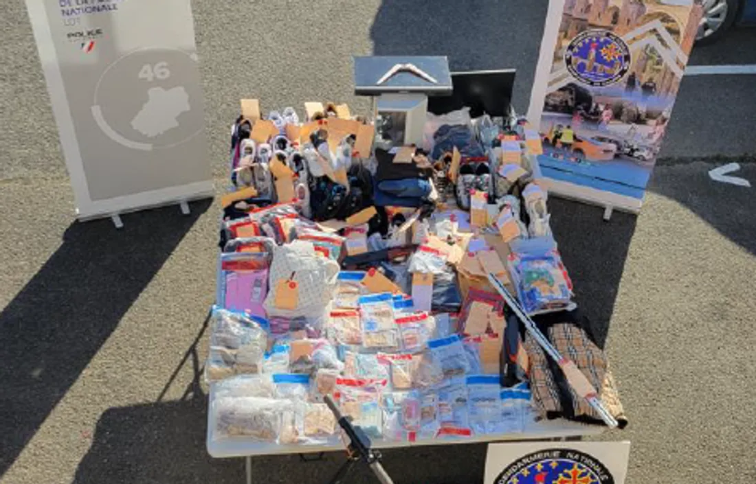 La saisie de drogue exposée par les gendarmes et la police du Lot.