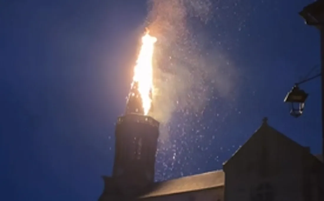 Le clocher de l'église de Saint-Salvadou en feu.