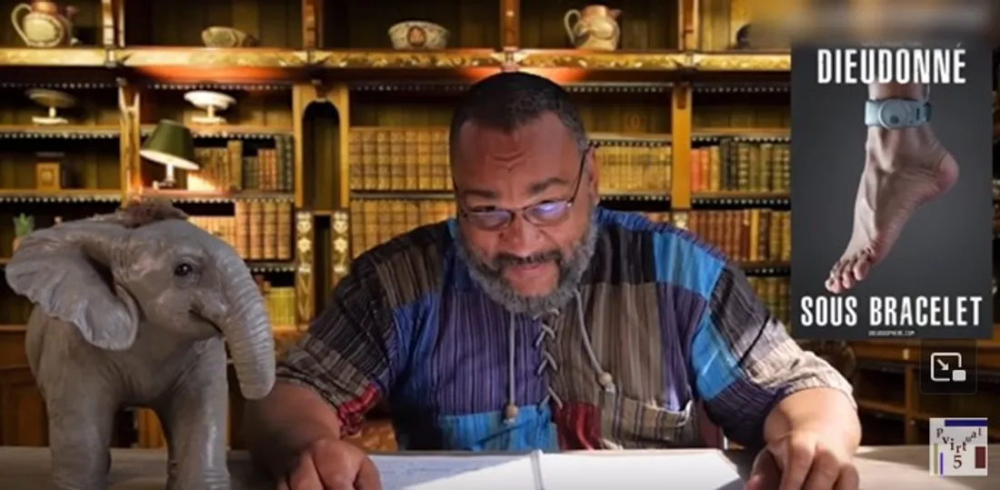 Dieudonné présentant son nouveau spectacle "Sous bracelet"